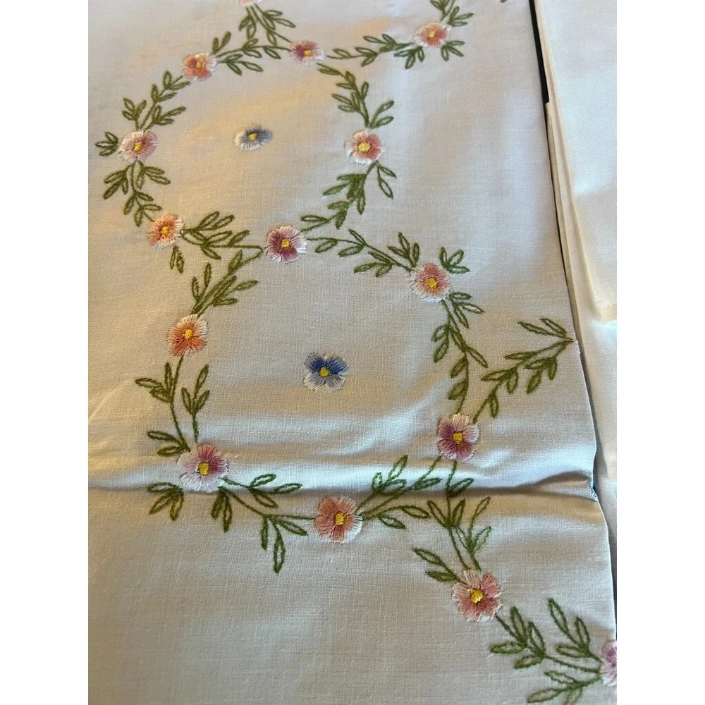 Vintage Embroidered Small‎ Tablecloth & 4 Napkins Set Floral Crisp White Cottage